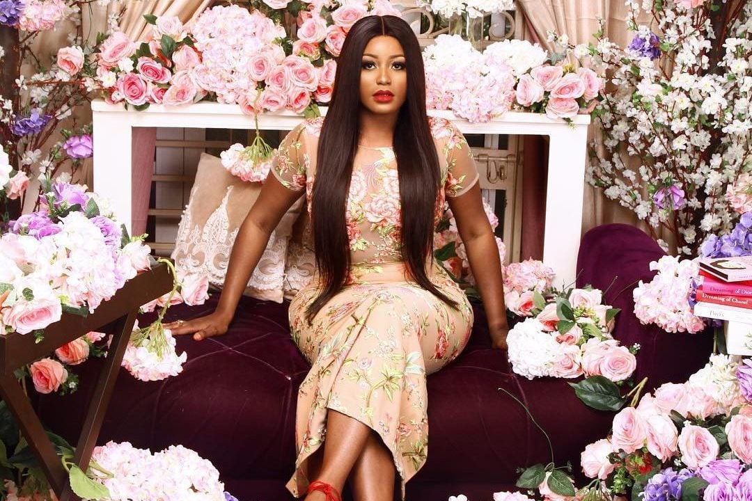 人気の花屋 ADENIKE BALOGUN が 34 歳の誕生日の撮影でフラワーグラムを提供