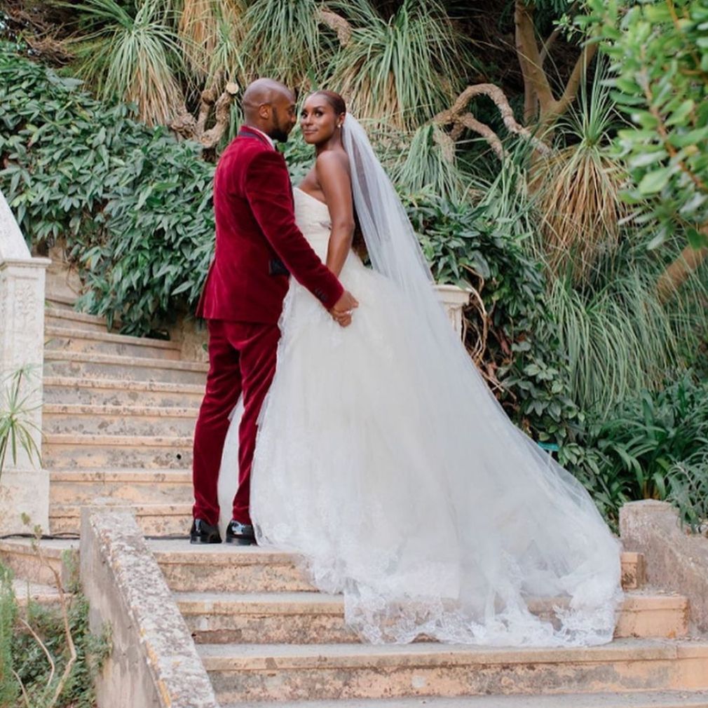 イッサ・レイは長年のパートナー、ルイ・ディアムと結婚し、典型的なヴェラ・ワンの花嫁となった